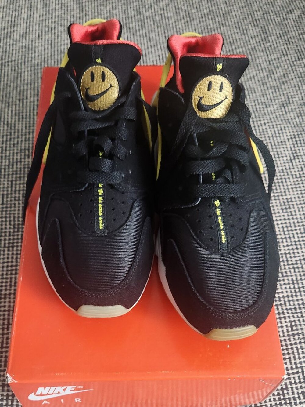 Nike Air Huarache Smiley Face Sneakers Women’s US 8